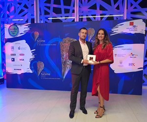 L-R: Ivan Gavranic and Kim Butigan with the prize